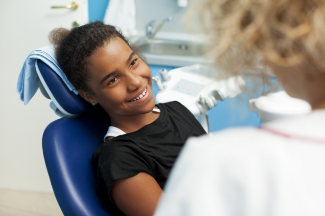 un adolescente que se realiza un control de atención dental.