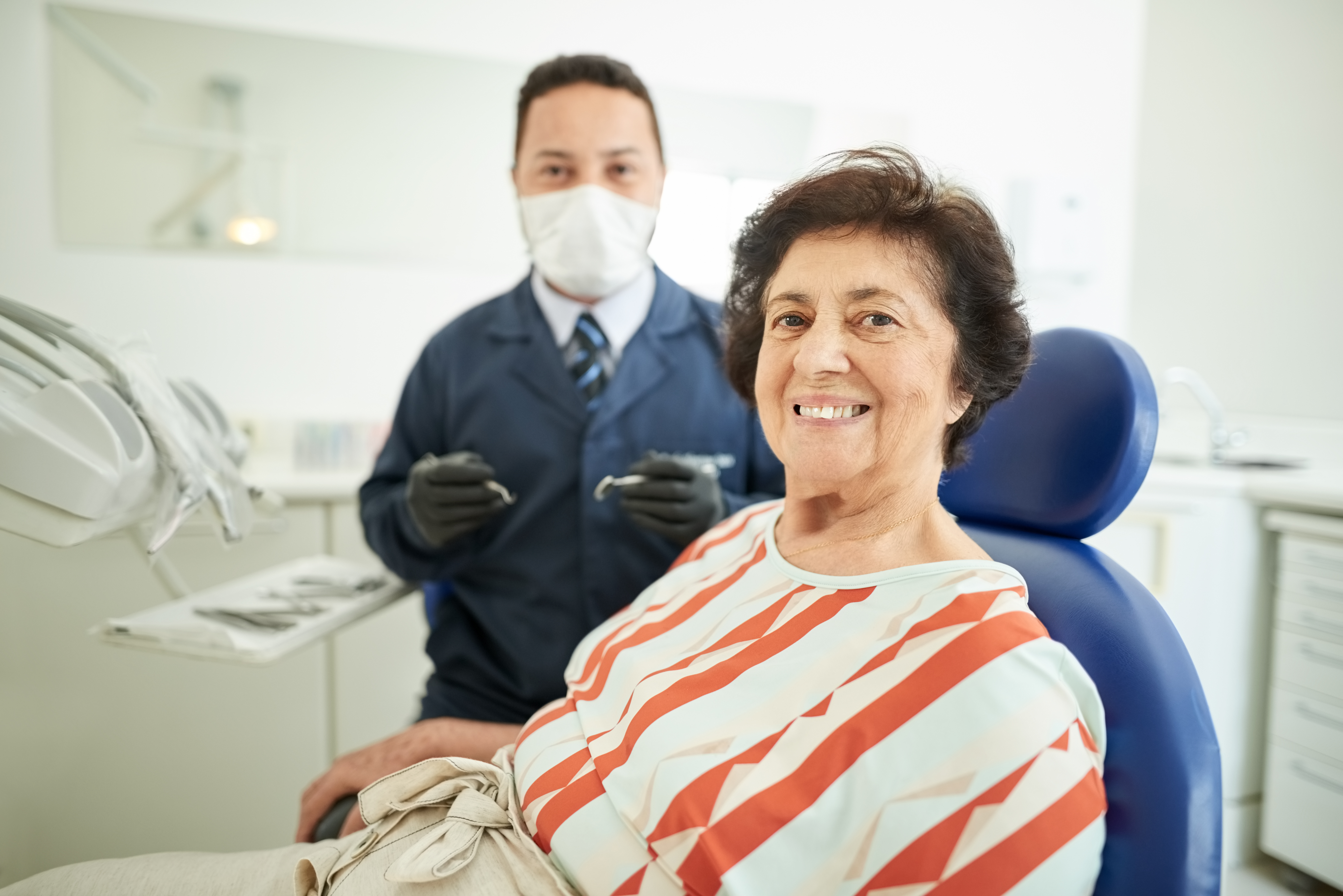 Una mujer realizándose un control de atención dental.